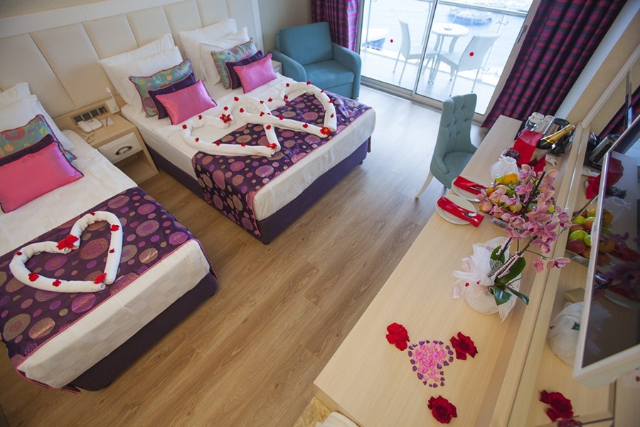 Azura Deluxe Resort & Spa Hotel