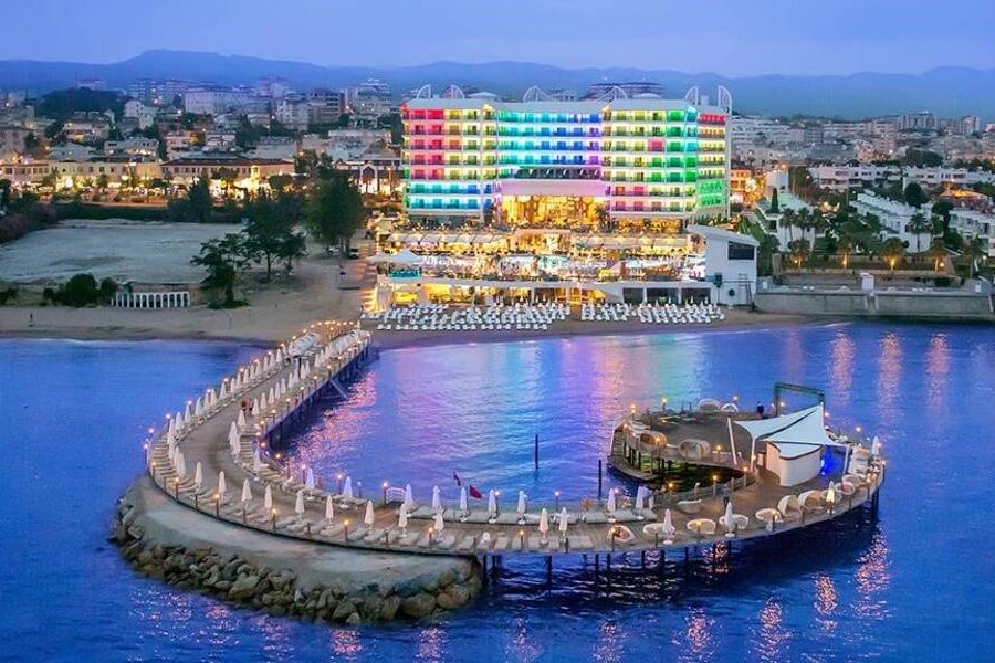 Azura Deluxe Resort & Spa Hotel