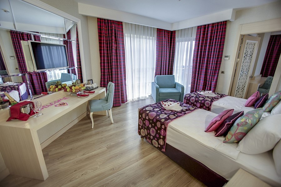 Azura Deluxe Resort & Spa Hotel