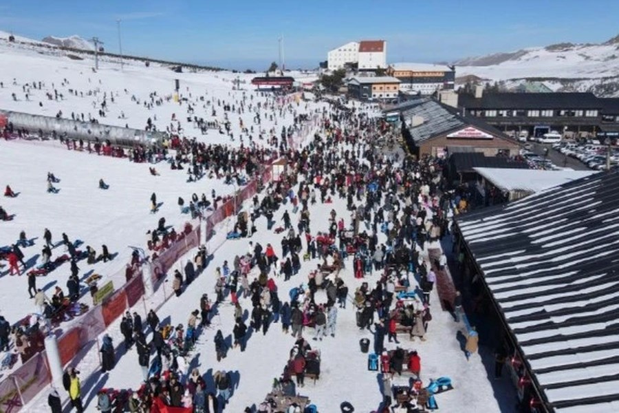 Erciyeste Binlerce Turist Pistlerde