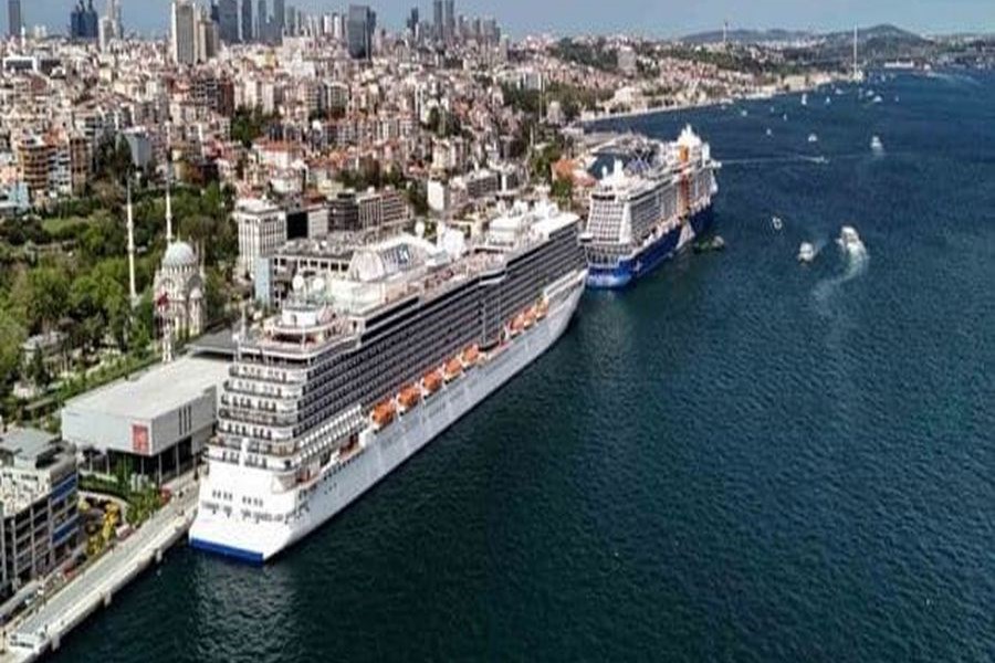 İki kruvaziyer gemisi İstanbul’a 7 bin turist getirdi