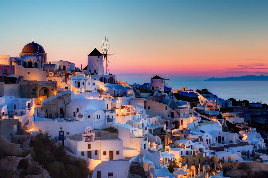 Yunanistan, Santorini’de Drone ile Turist Takibi Başlattı